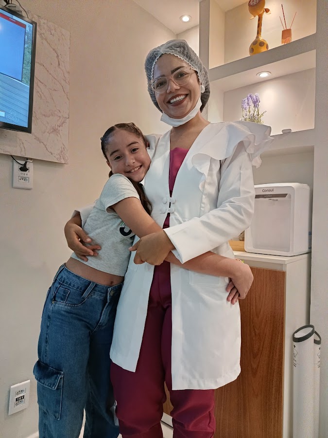 Dra. Jercilene com paciente infantil